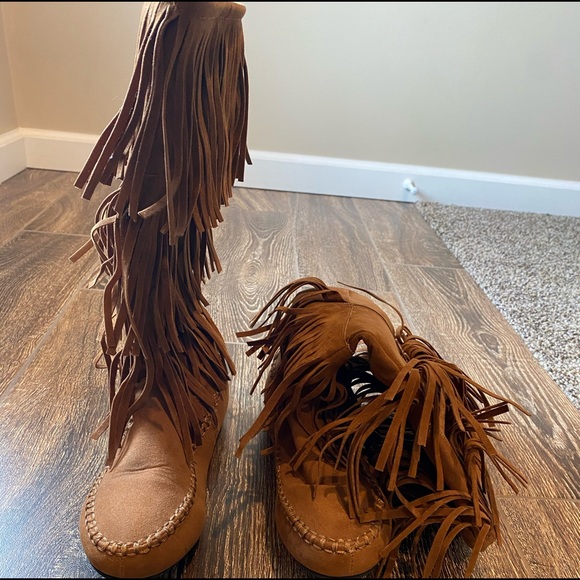 Ruffle Boots - Picture 3 of 3